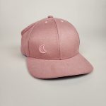 Boné da Soulta: Proteção UV 50+ forro de cetim para Cachos Livres e protegidos - Rosa Bebe